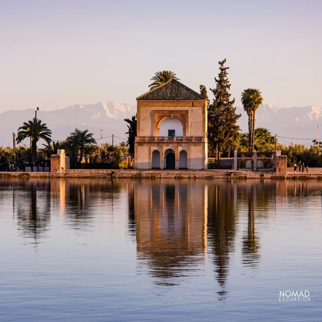 Pavillon von Menara Gardens im Teich gespiegelt bei Sonnenuntergang
